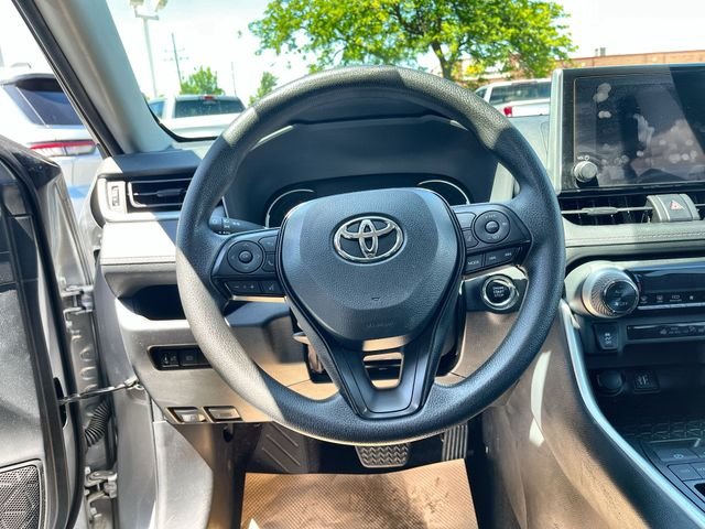 2025 Toyota RAV4 XLE - Photo 13