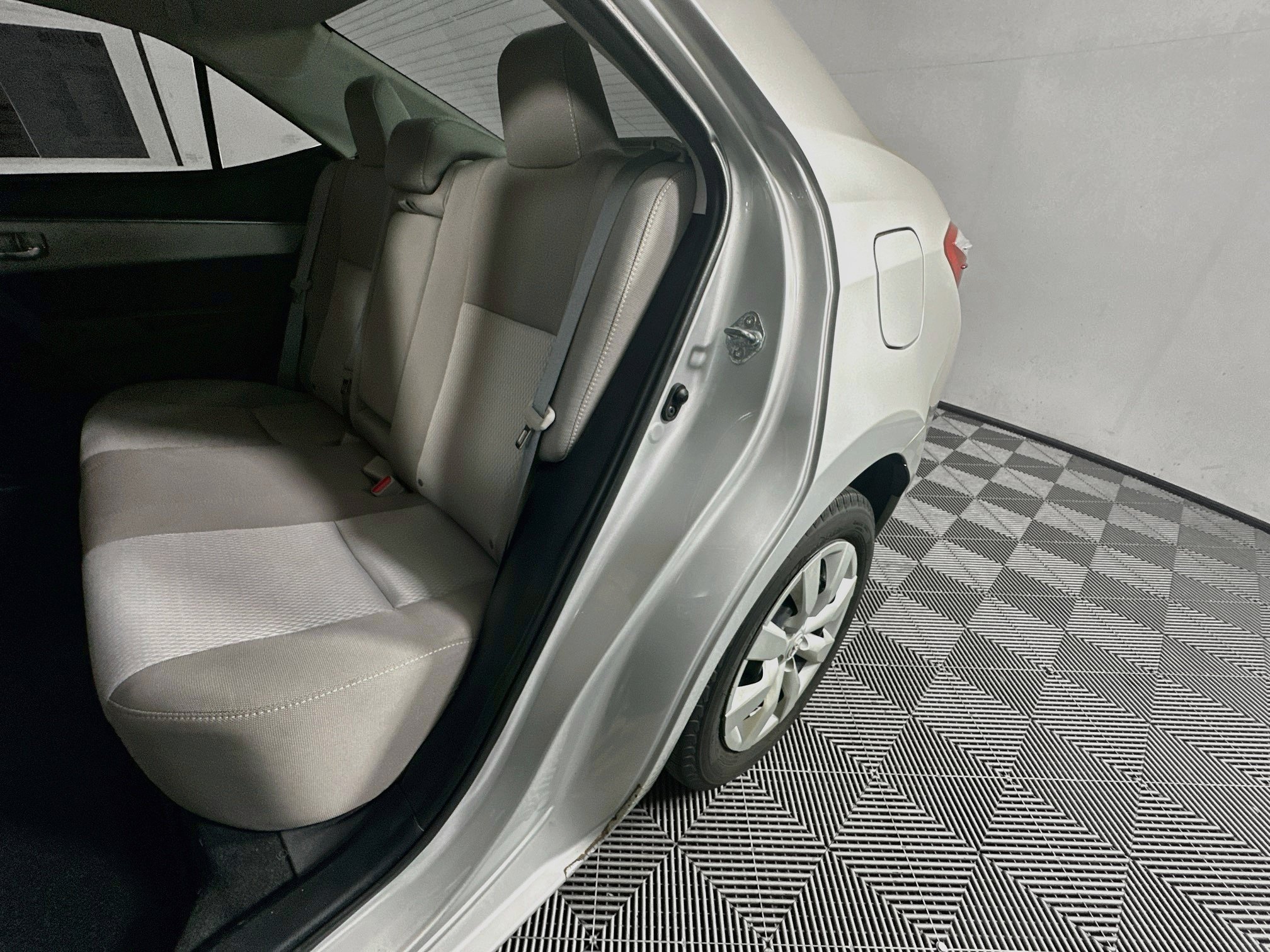 Used 2015 Classic Silver Metallic Toyota LE image 25