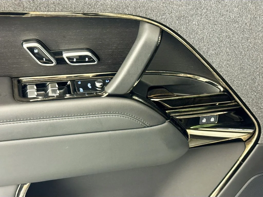 Used 2025 White Land Rover SE image 18