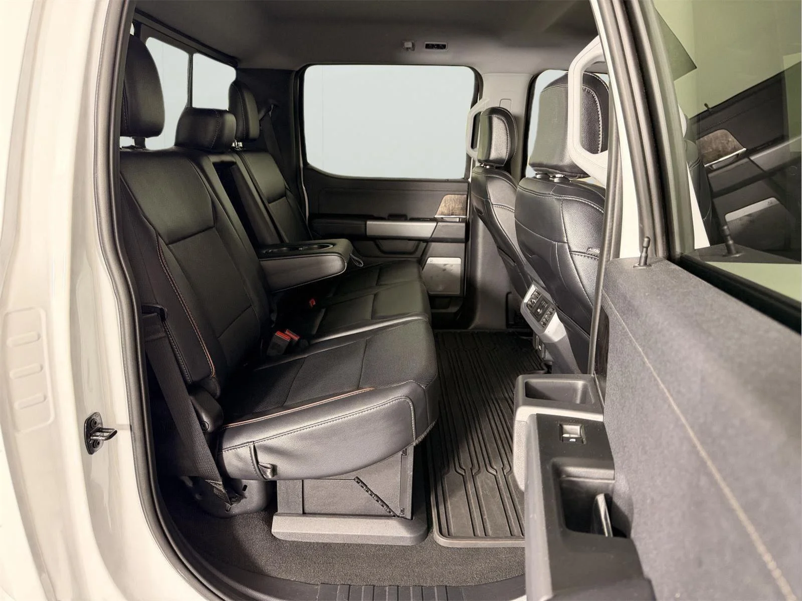Used 2024 Oxford White Ford LARIAT image 17