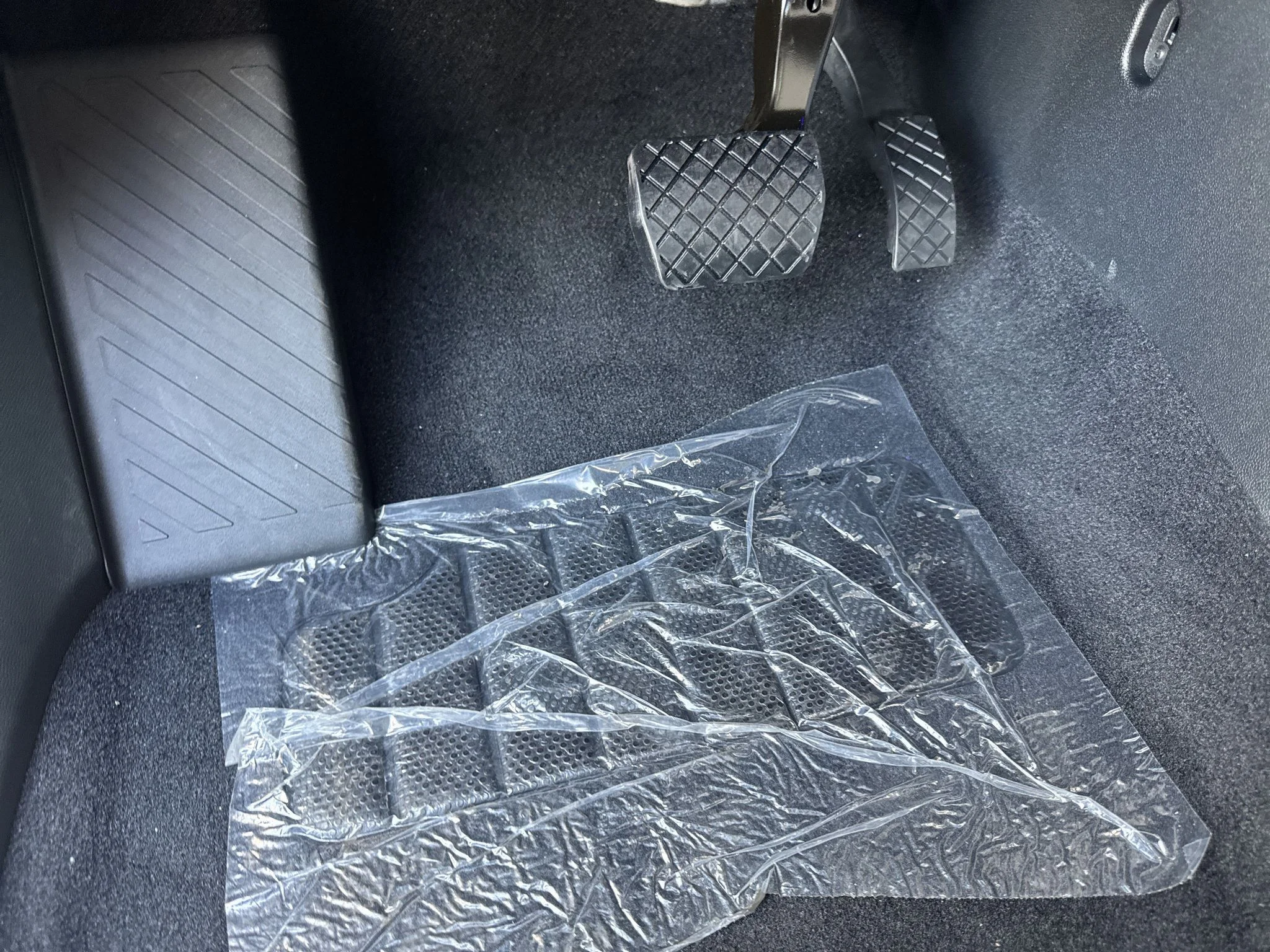 New 2027 Pure Gray Volkswagen SE w/Technology image 14