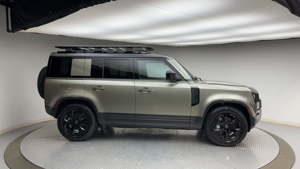 Used 2025 Pangea Green Metallic Land Rover S image 9