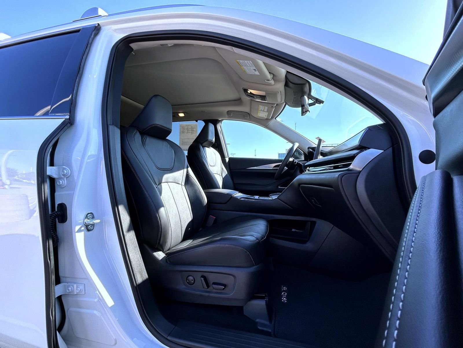 Used 2025 White INFINITI LUXE image 15