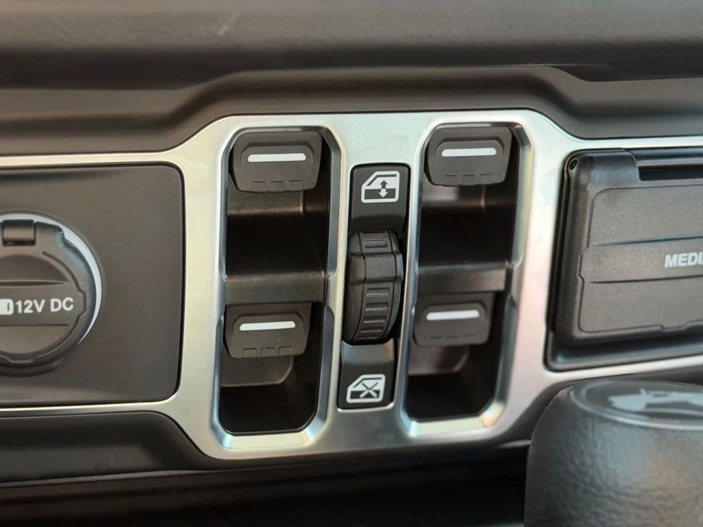Used 2025 White Jeep Sahara image 14