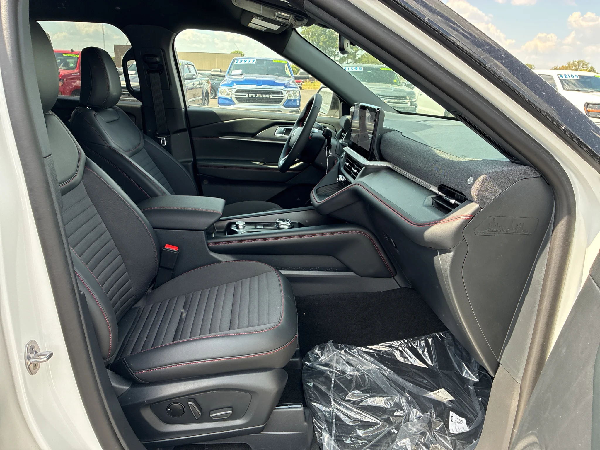 New 2026 Star White Metallic Tri-Coat Ford ST-Line image 14