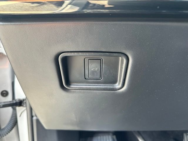 Used 2024 White Land Rover SE image 14