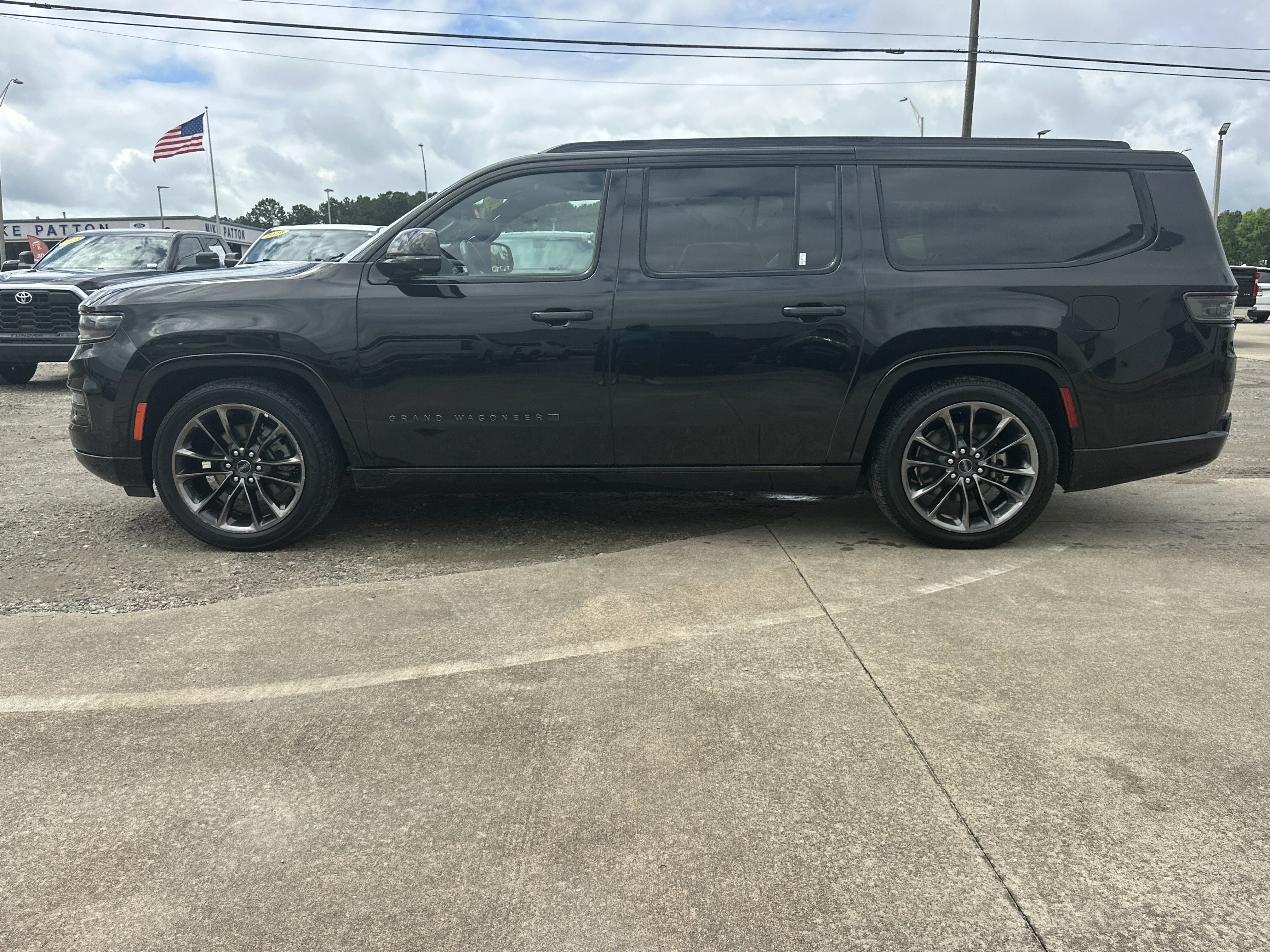 Used 2024 Diamond Black Crystal Pearlcoat Jeep Series II image 9