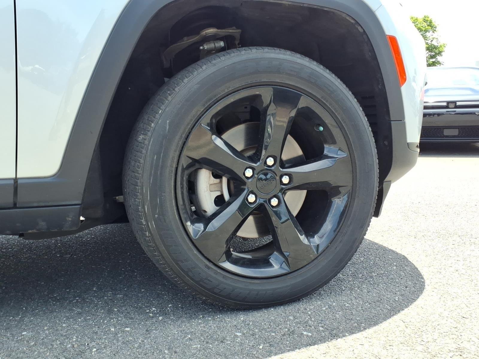 Used 2023 Silver Zynith Jeep Altitude image 11