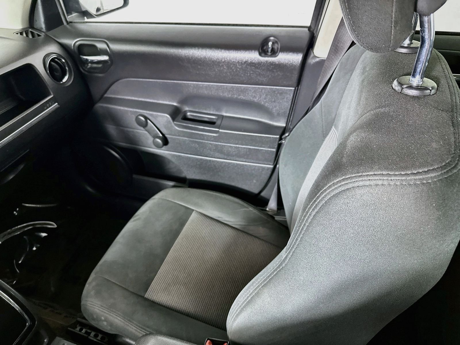 Used 2017 True Blue Pearlcoat Jeep Sport image 19