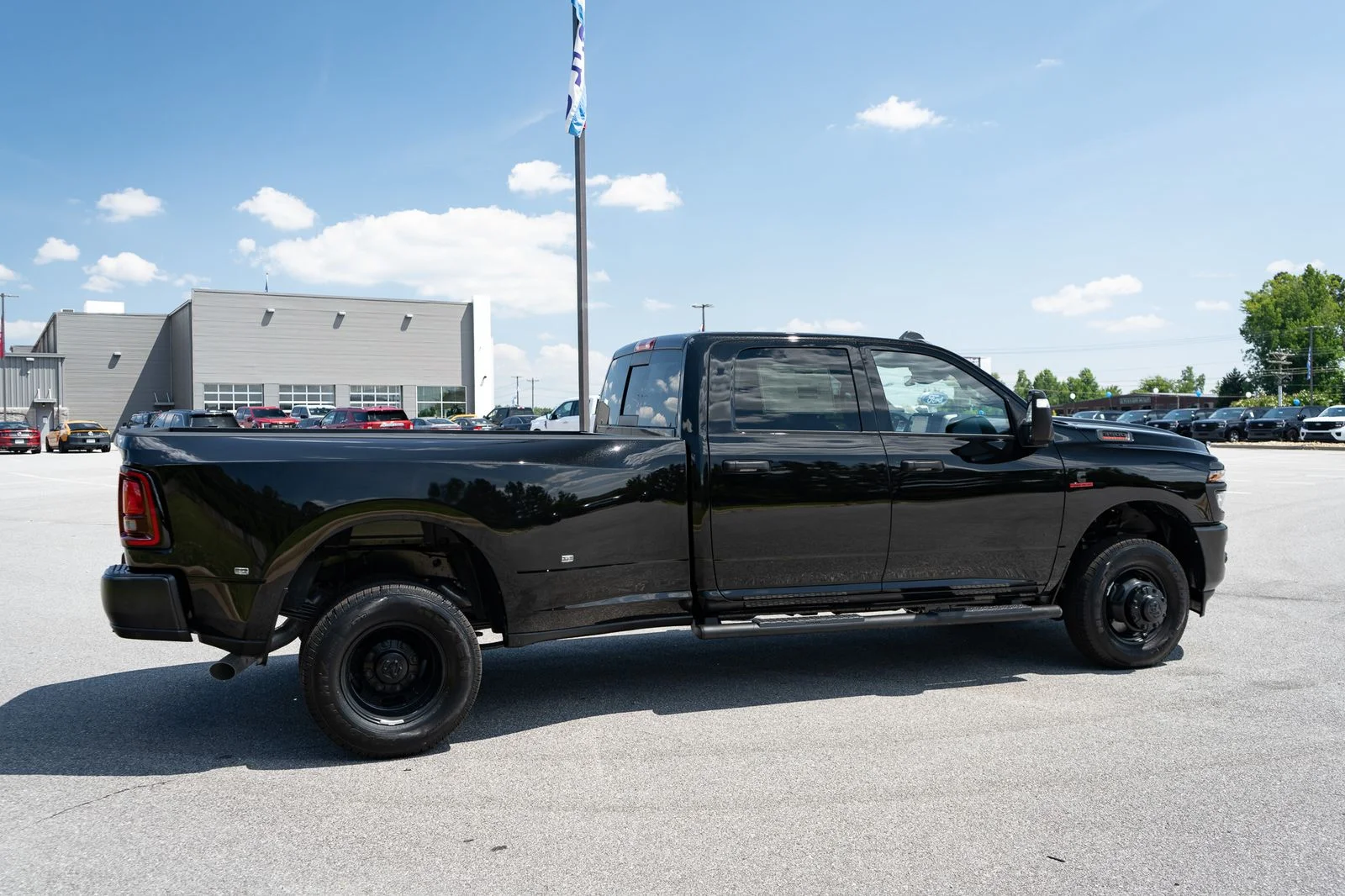 New 2026 Diamond Black Crystal Pearl-Coat Exterior Paint RAM Tradesman image 10
