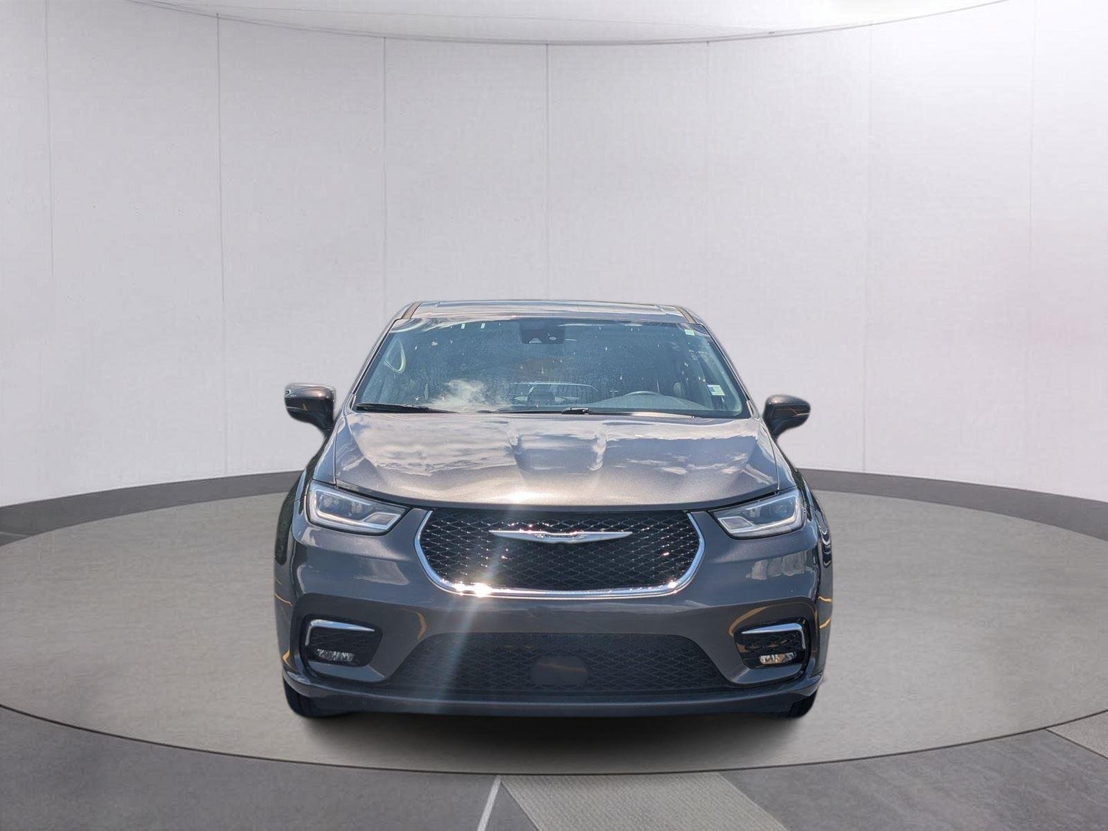 Used 2023 Granite Crystal Metallic Clearcoat Chrysler Touring L image 8