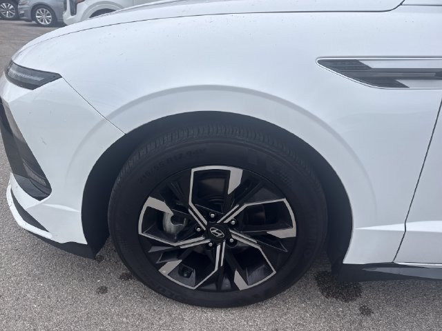 Used 2025 White Hyundai SEL image 10