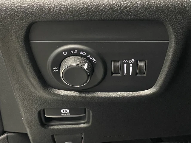 New 2026 Bright White Clear-Coat Exterior Paint Jeep Altitude image 26