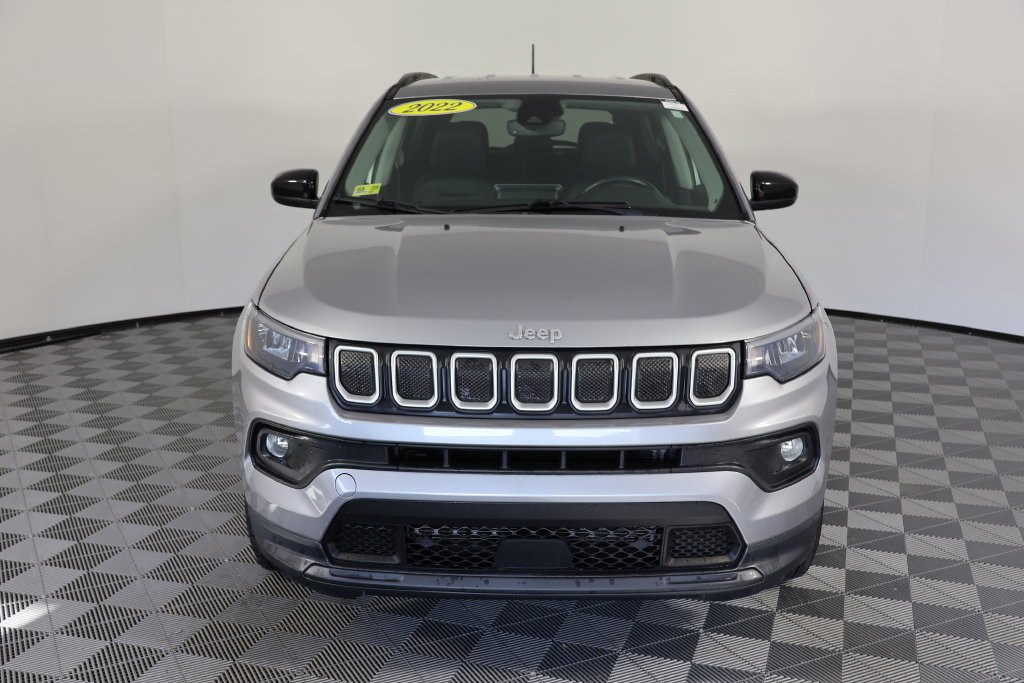 Used 2022 Silver Jeep Latitude image 3