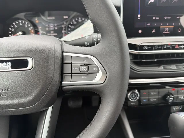 New 2026 Diamond Black Crystal Pearl-Coat Exterior Paint Jeep Latitude image 11