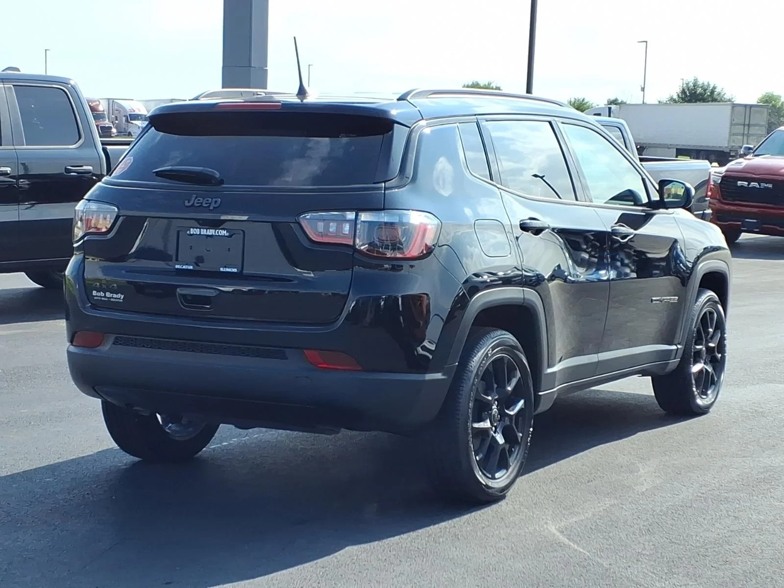 New 2026 Diamond Black Crystal Pearl Coat Jeep Latitude Altitude image 11