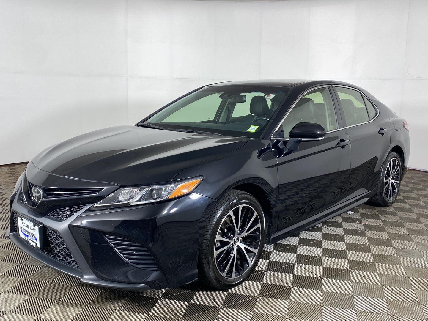 Used 2018 Midnight Black Metallic Toyota SE image 2