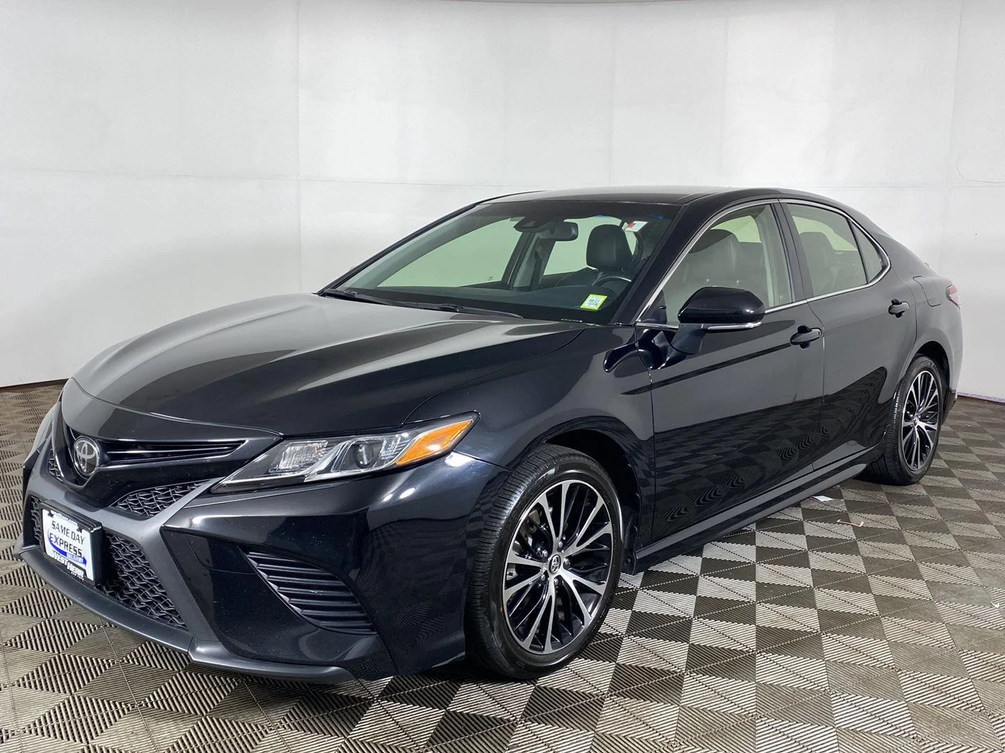 Used 2018 Midnight Black Metallic Toyota SE image 2
