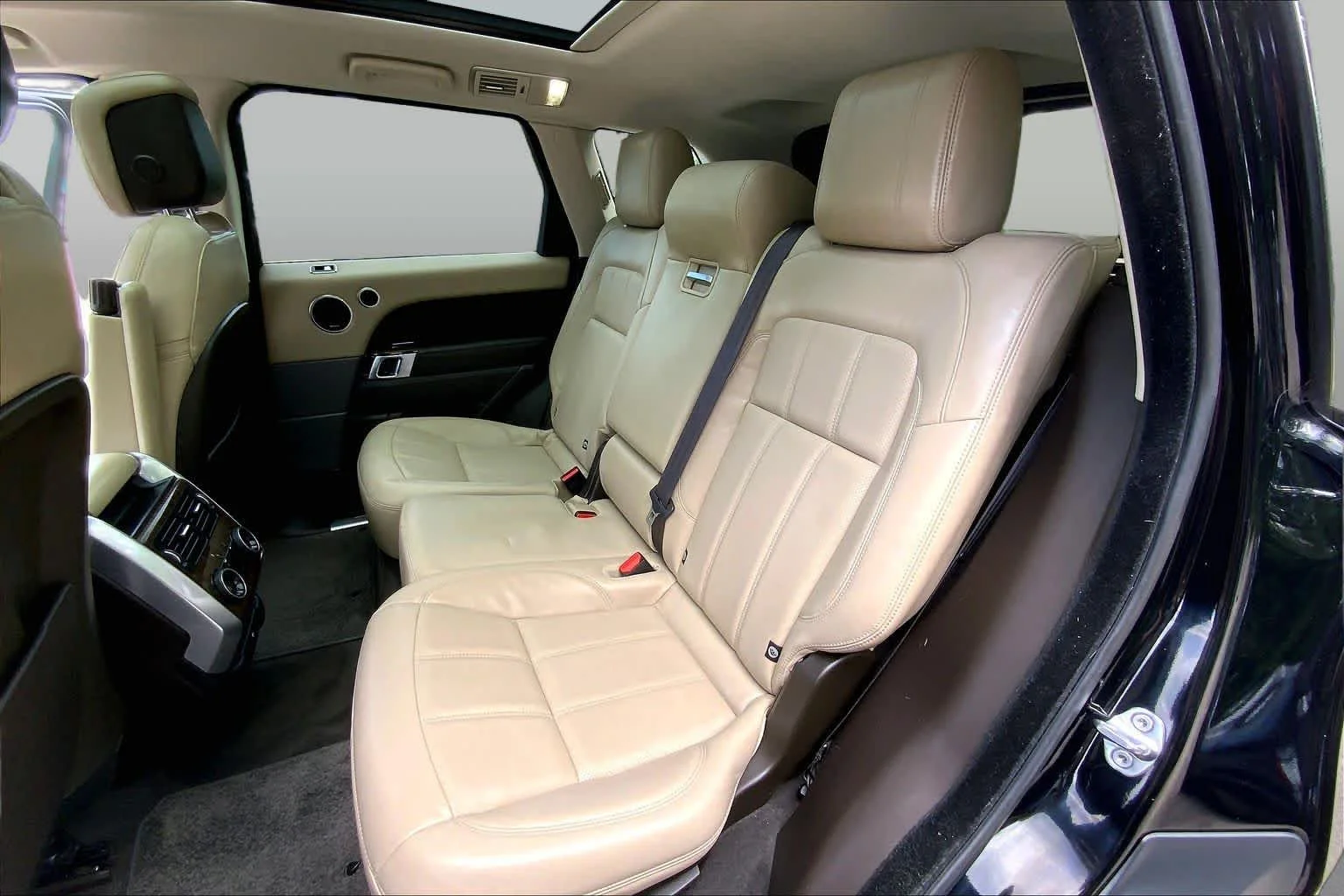 Used 2018 Narvik Black Land Rover HSE image 19