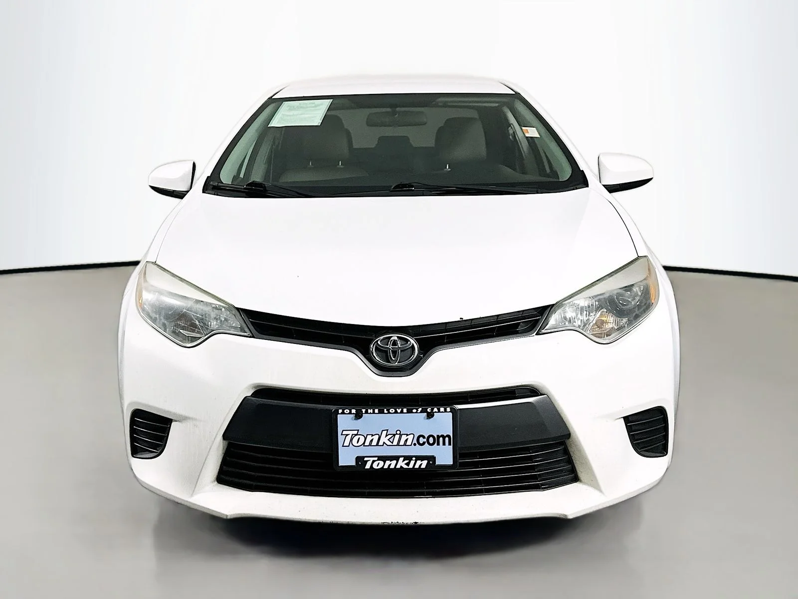 Used 2015 Super White Toyota LE image 2