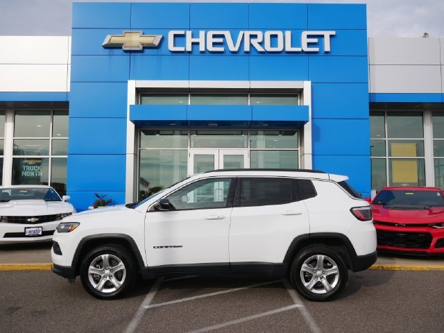 Used 2024 White Jeep Latitude image 4