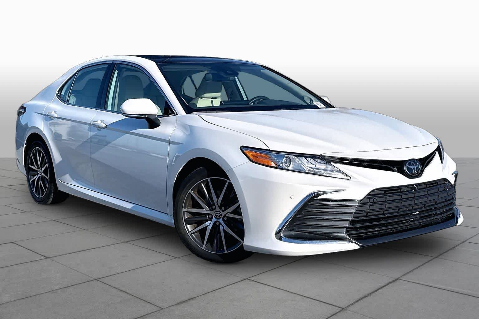 Used 2023 Wind Chill Pearl Toyota XLE V6 image 3