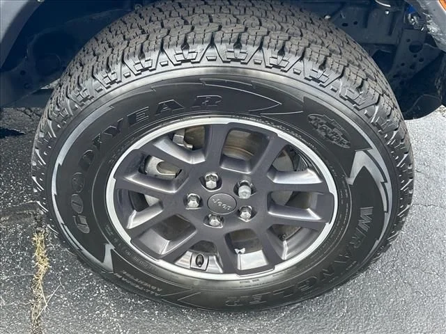 Used 2022 Blue Jeep Overland image 33