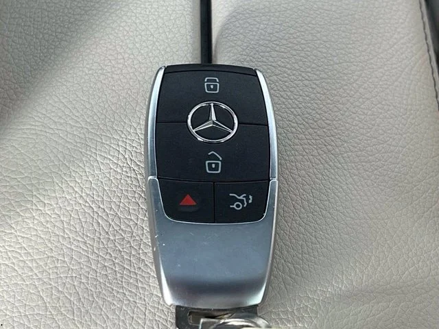 Used 2022 White Mercedes-Benz GLB 250 image 21