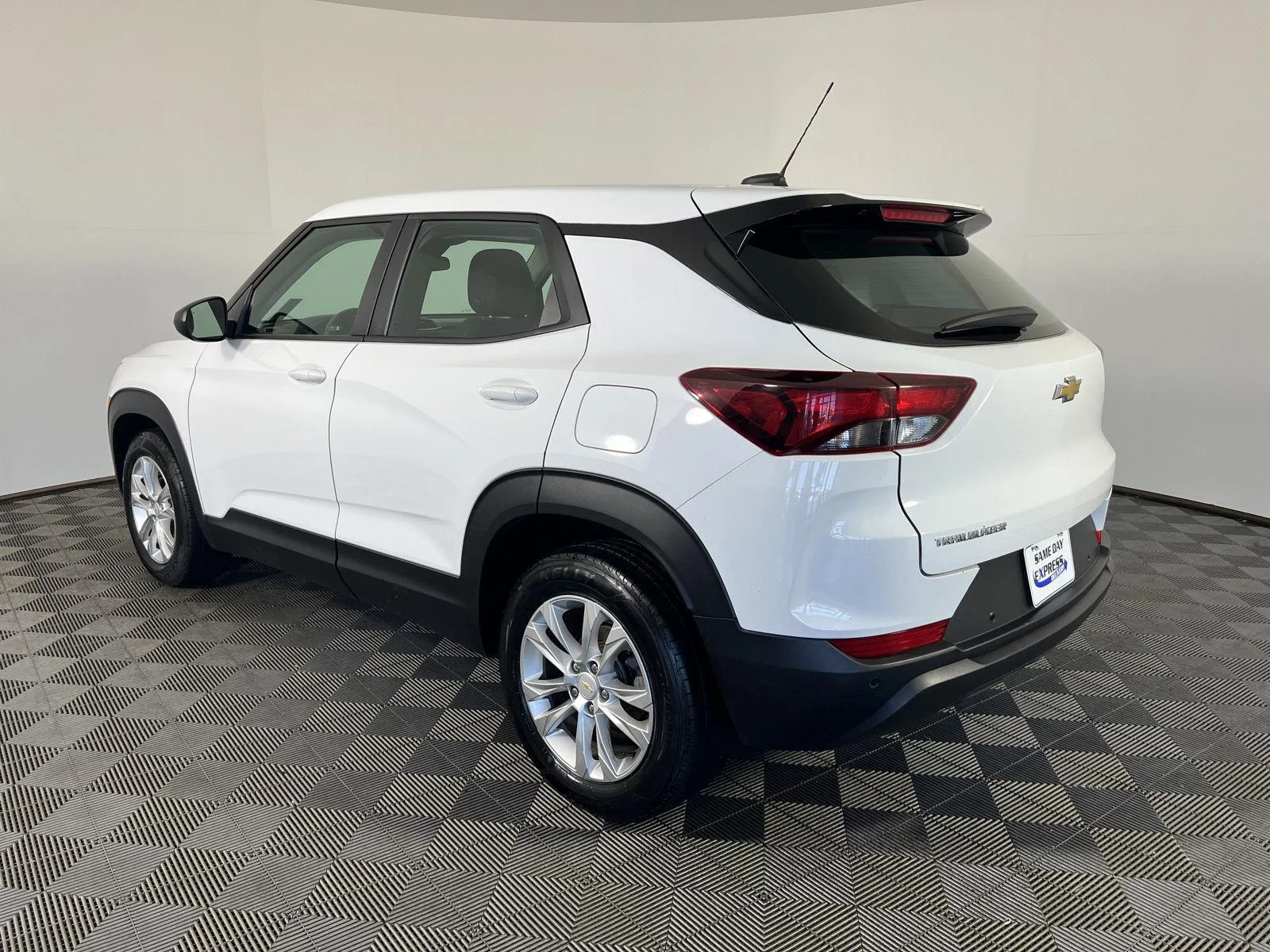 Used 2021 SUMMIT WHITE Chevrolet LS image 24