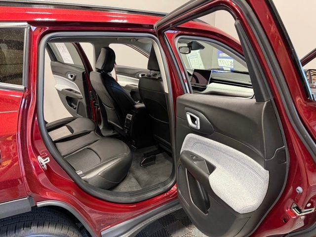 Used 2022 Velvet Jeep Latitude image 26