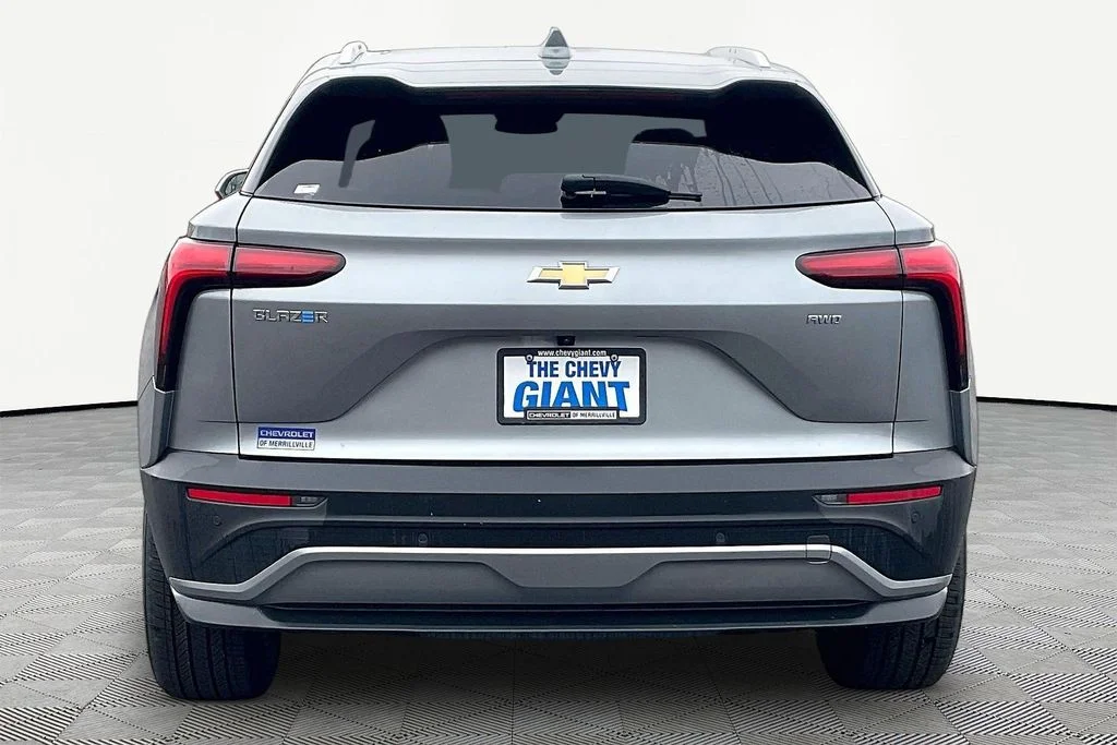 New 2025 Sterling Gray Metallic Chevrolet LT image 4