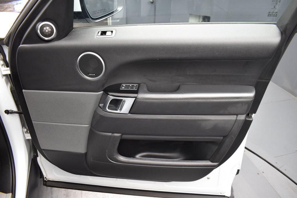 Used 2019 White Land Rover HSE image 6