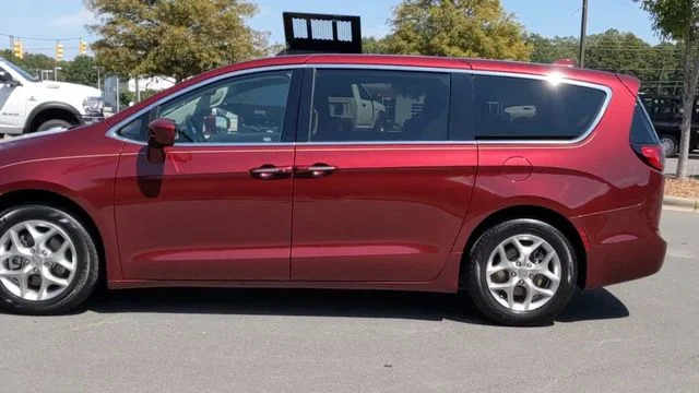 Used 2018 Red Chrysler Touring Plus image 9