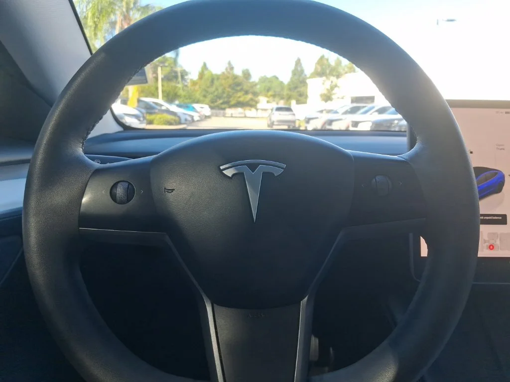 Used 2023  Tesla Base image 30