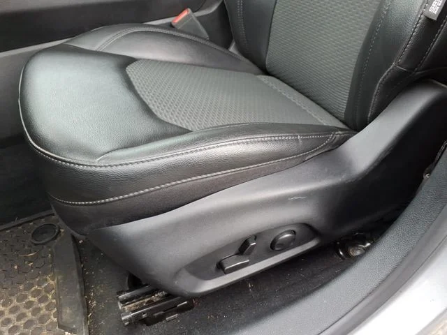 Used 2022 Silver Jeep Latitude image 21