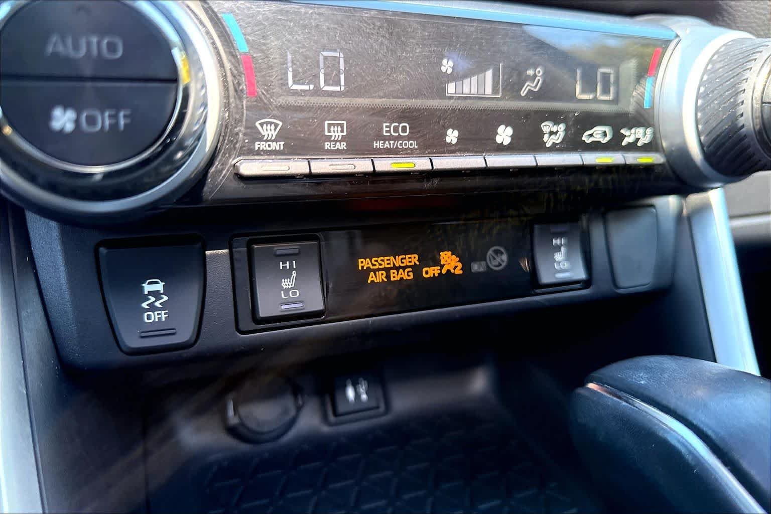 Used 2019 Midnight Black Metallic Toyota XLE Premium image 36