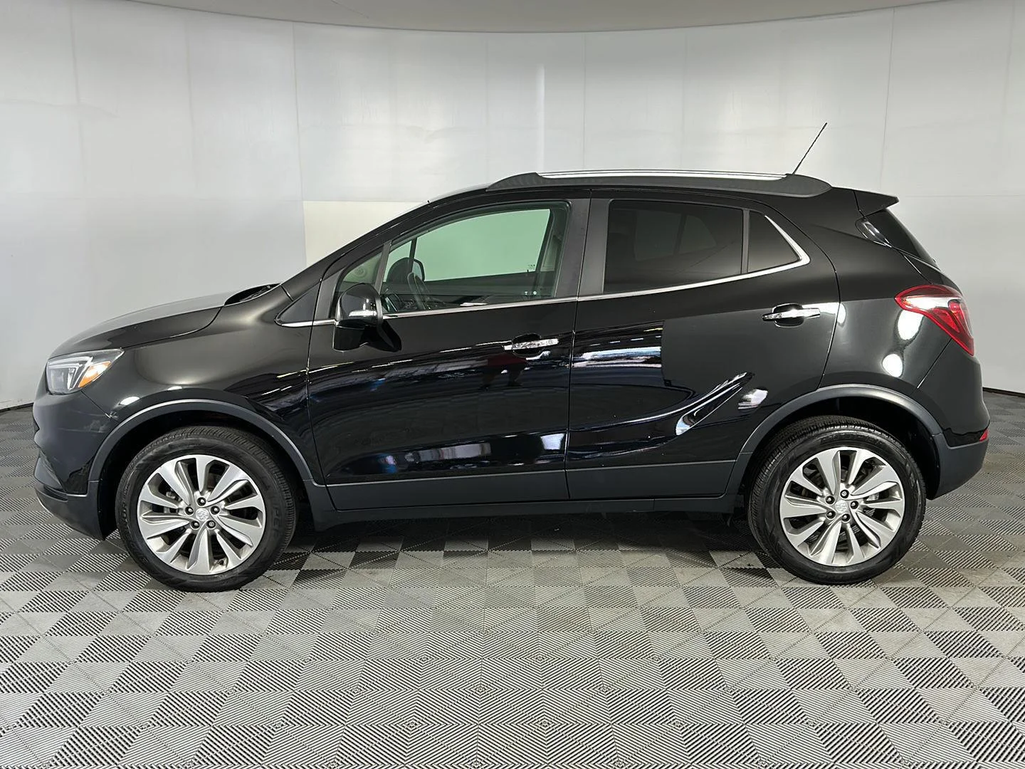 Used 2019 Ebony Twilight Metallic Buick Preferred image 5