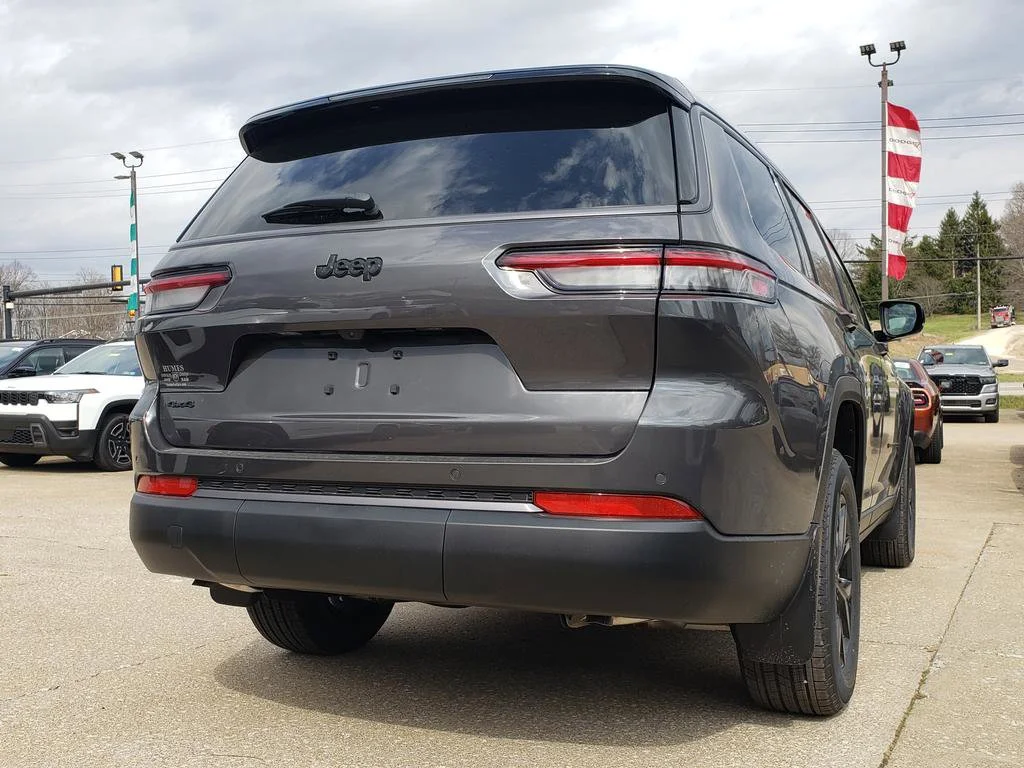 New 2026 Baltic Gray Metallic Clear-Coat Exterior Paint Jeep Laredo Altitude image 3