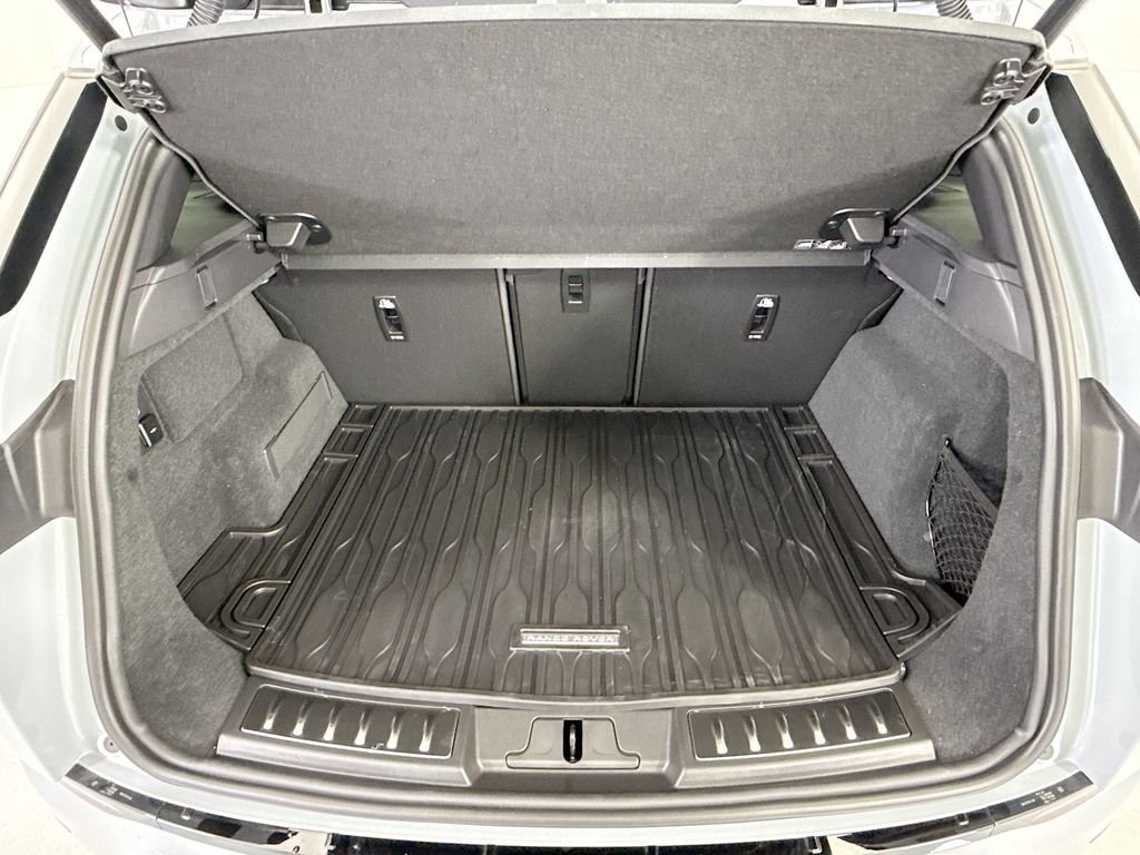 New 2026 Arroios Grey Metallic Land Rover S image 28