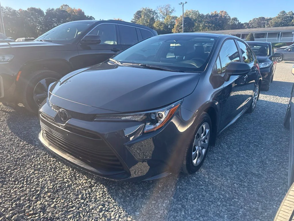 Used 2027  Toyota LE image 1