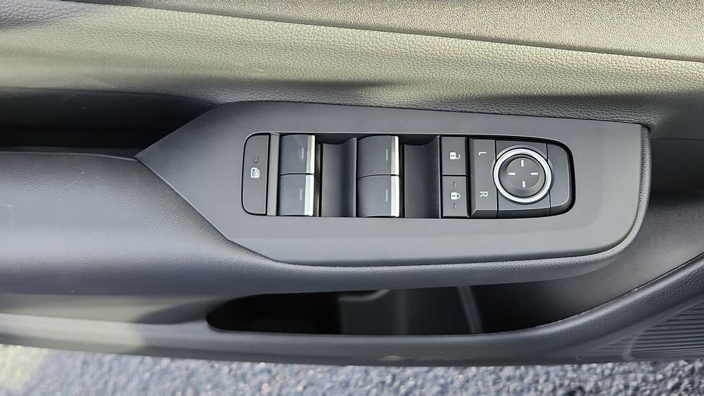 2026 Toyota Prius Plug-in Hybrid XSE - Photo 17