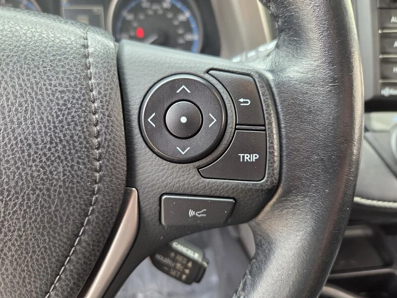Used 2018 Silver Sky Metallic TOYOTA XLE AWD image 33