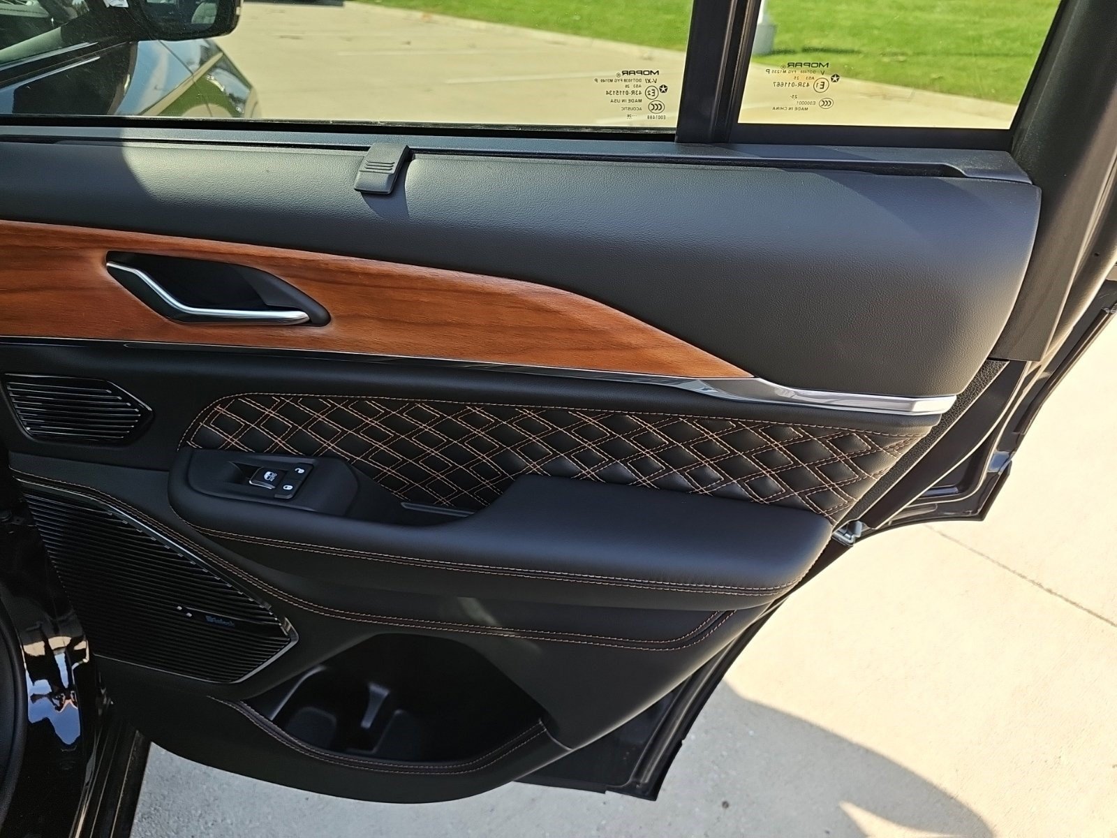 New 2026 Diamond Black Crystal Pearlcoat Jeep Summit image 14