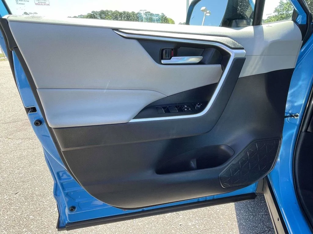 Used 2021 Blue Toyota XLE Premium image 23