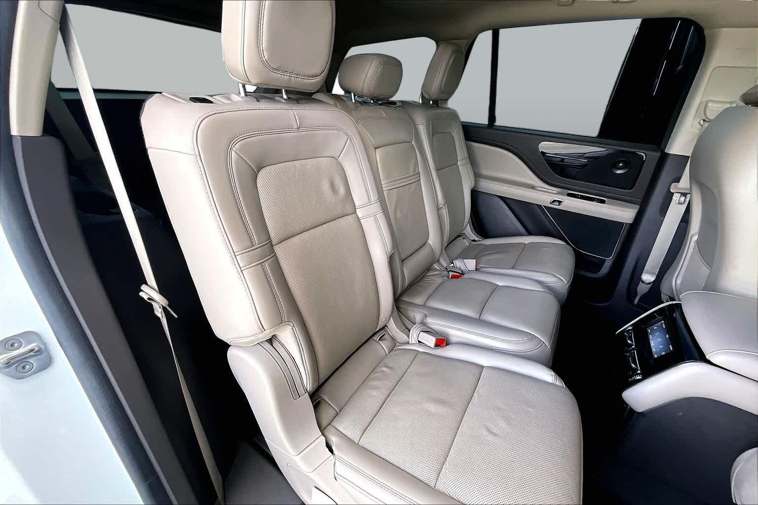 Used 2023 Pristine White Metallic Tri-Coat Lincoln Reserve image 18
