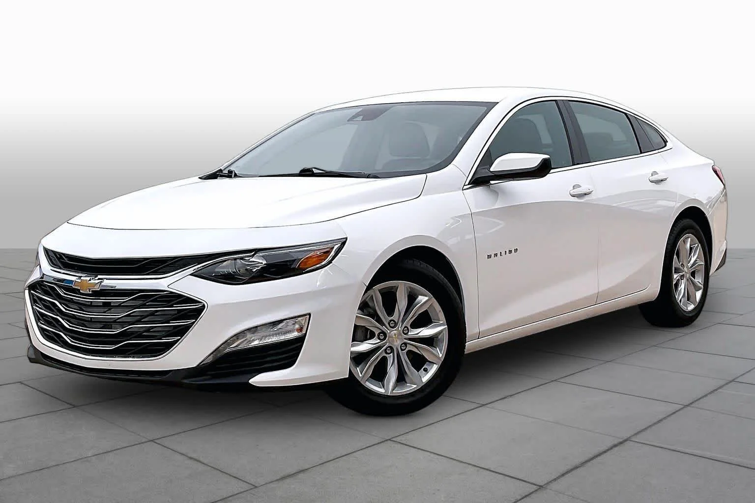 Used 2024 Summit White Chevrolet LT image 2