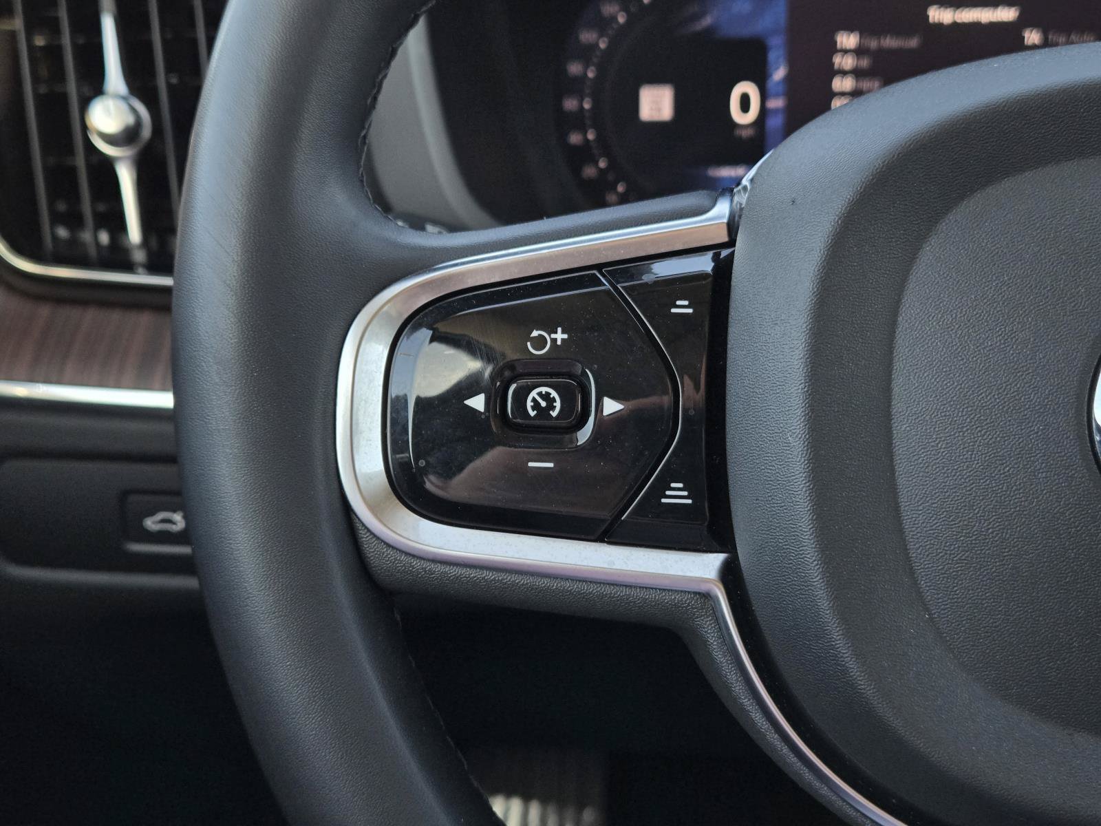 Used 2024 Crystal White Metallic Volvo Plus Dark Theme image 15