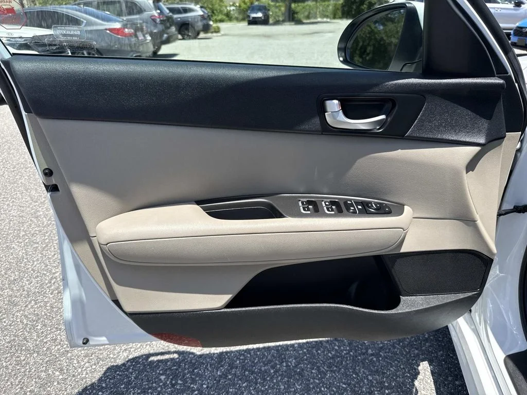 Used 2018 White Kia LX image 22