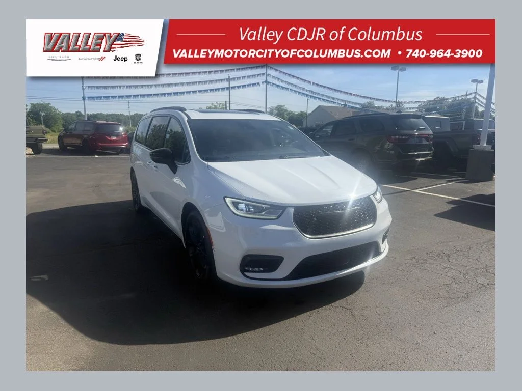 2023 Chrysler Pacifica Limited's photo