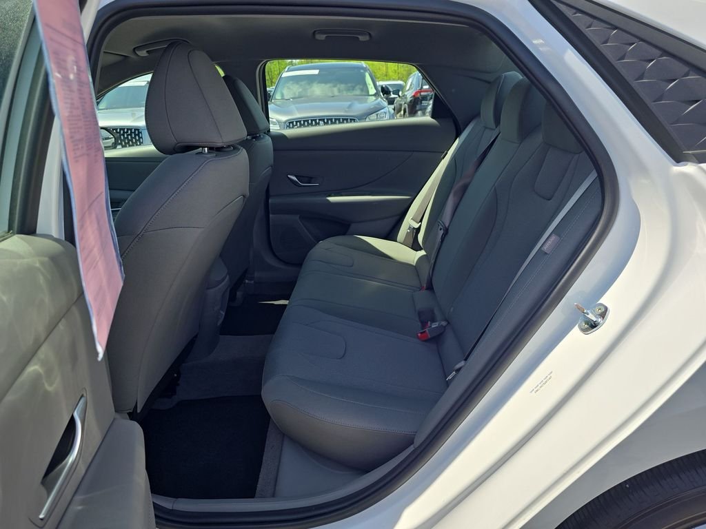 Used 2025 White Hyundai SE image 21